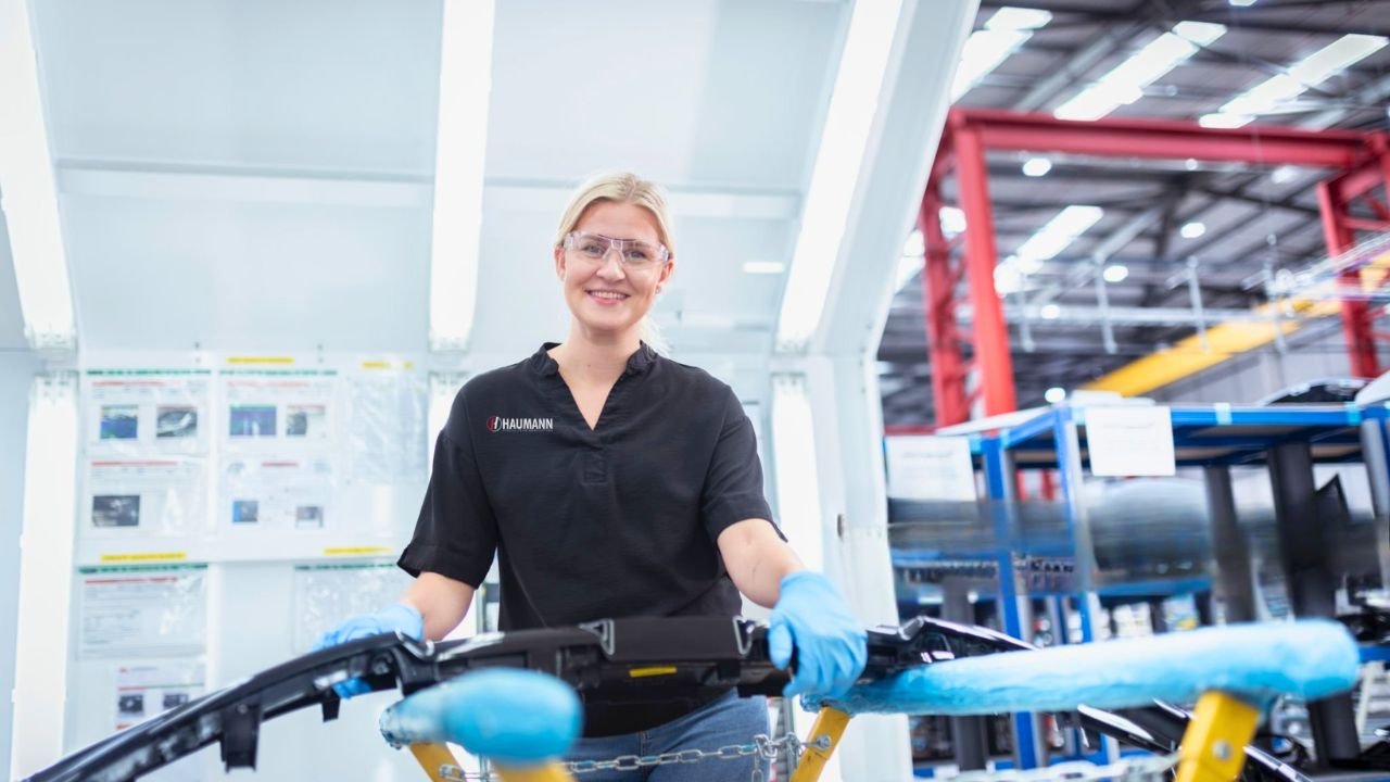 High performance resin injection molding for automotive component manufacturing